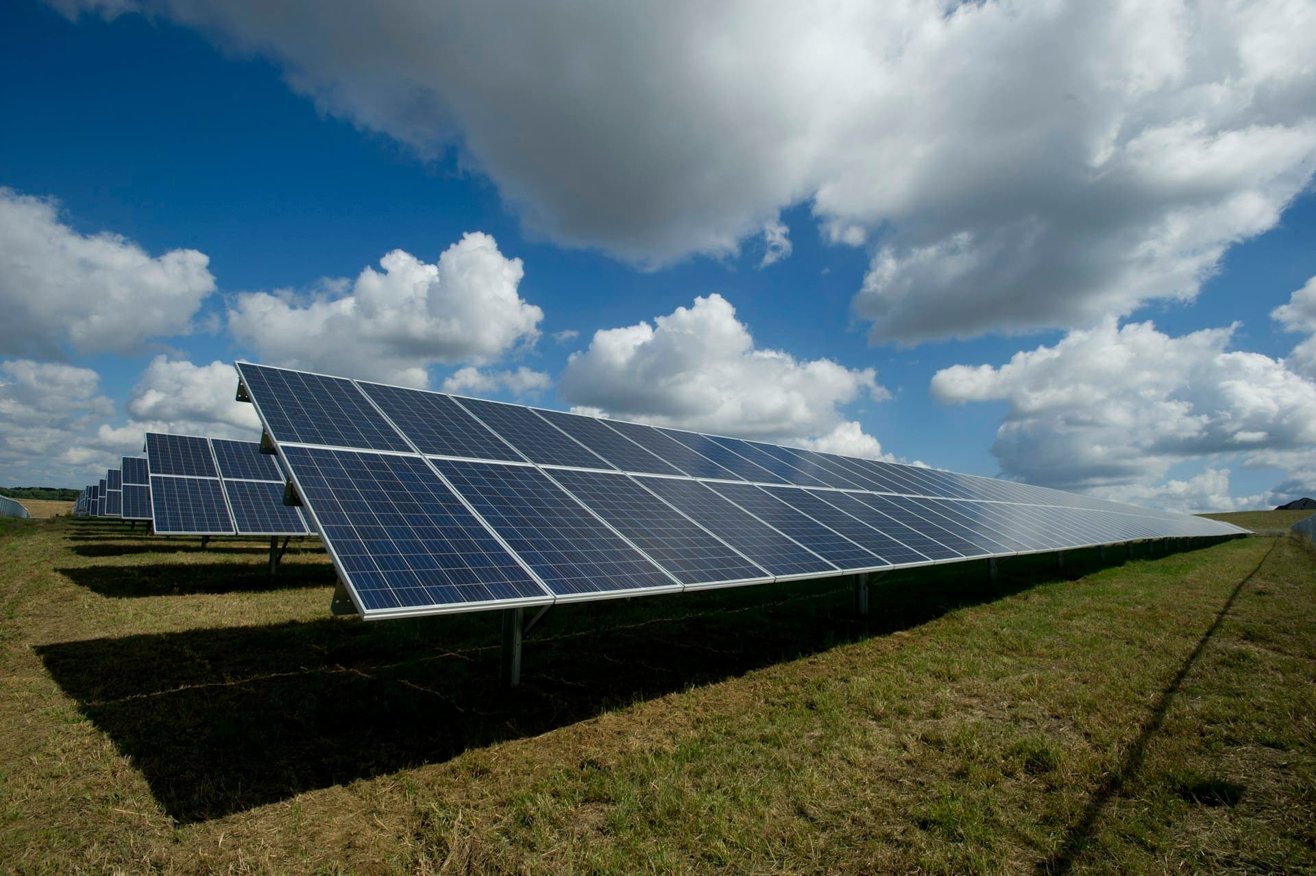 Painéis solares instalados em telhado residencial
